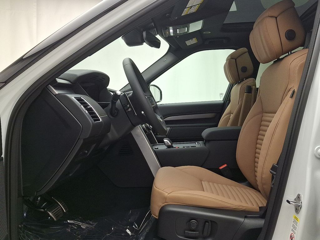 Thumbnail: 2026 Land Rover Discovery - 10