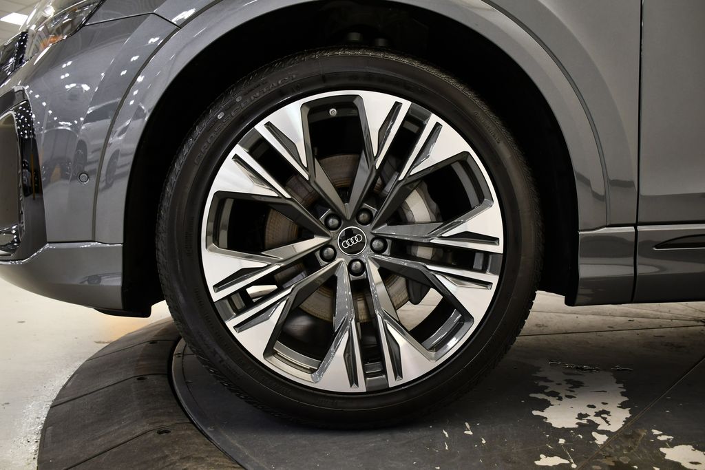 Thumbnail: 2026 Audi Q8 - 13