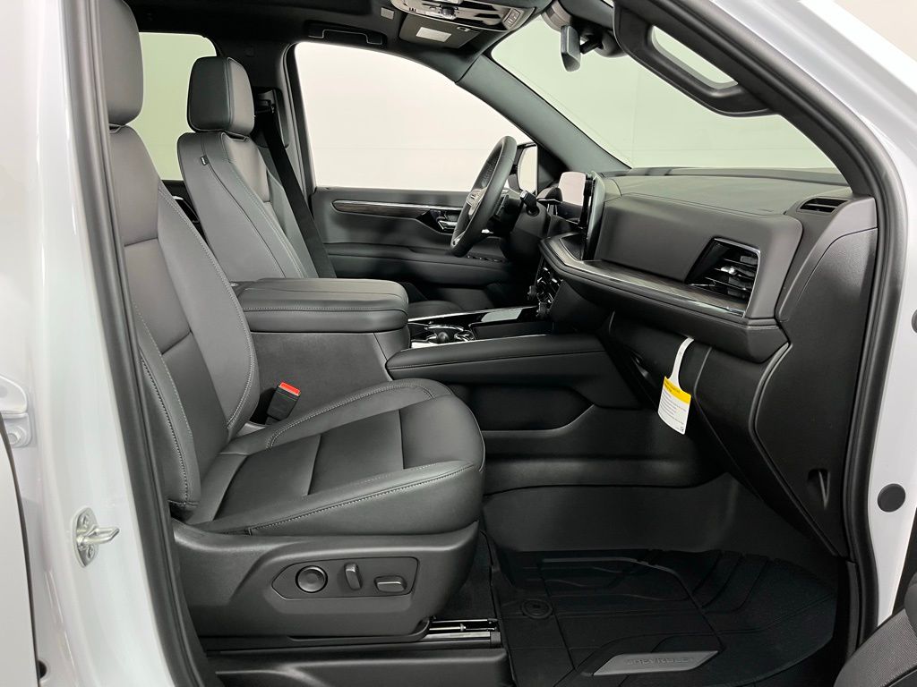 2025 Chevrolet Suburban LT 8