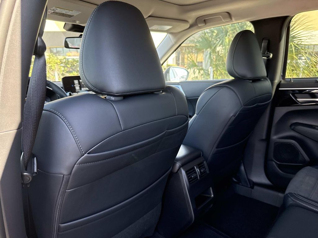 2025 Mitsubishi Outlander Plug-in Hybrid SE - Photo 13
