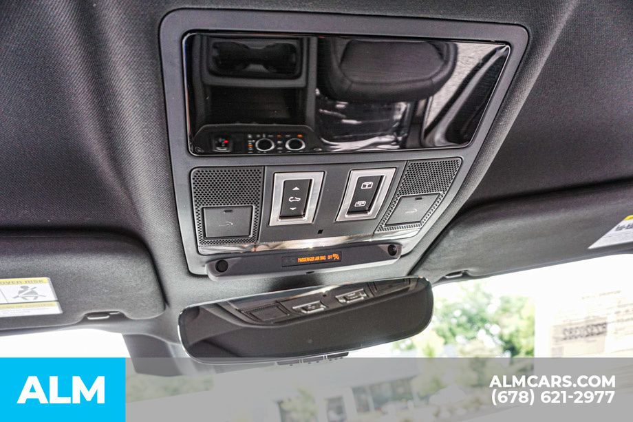 Used 2024 White Land Rover X-Dynamic SE image 32