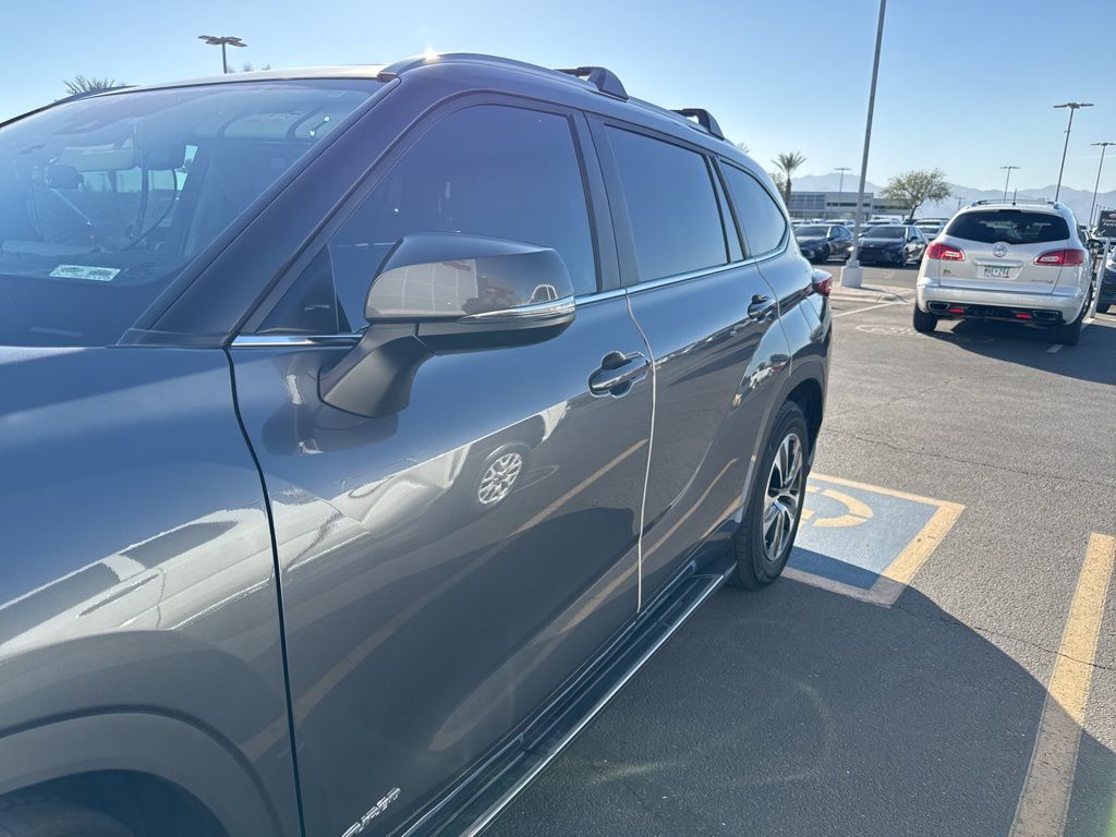 Thumbnail: 2023 Toyota Highlander - 4