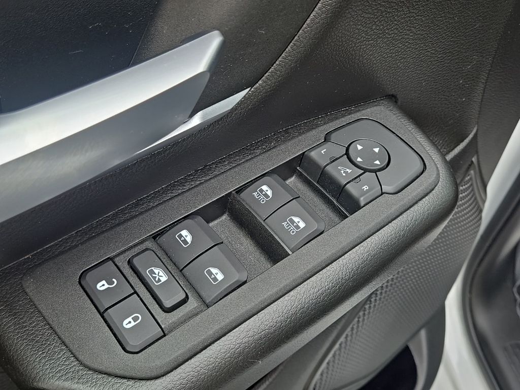 Used 2025 White Ram Big Horn/Lone Star image 21