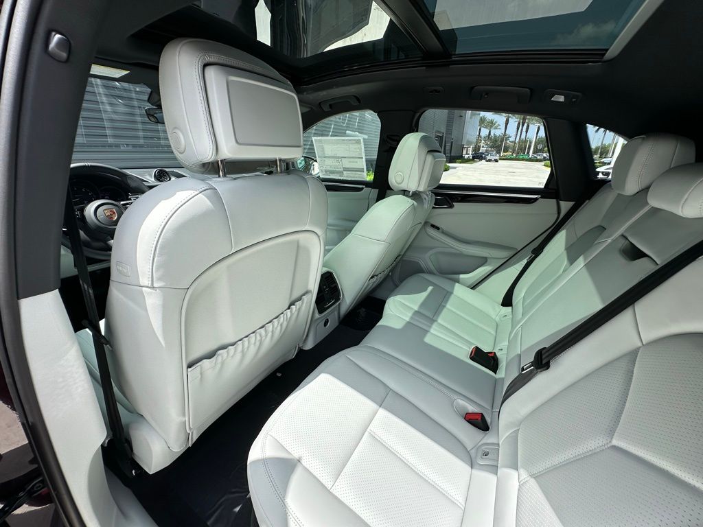 2025 Porsche Macan  27