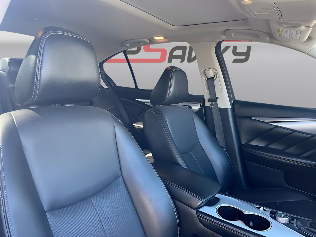 Used 2022 White INFINITI LUXE image 28