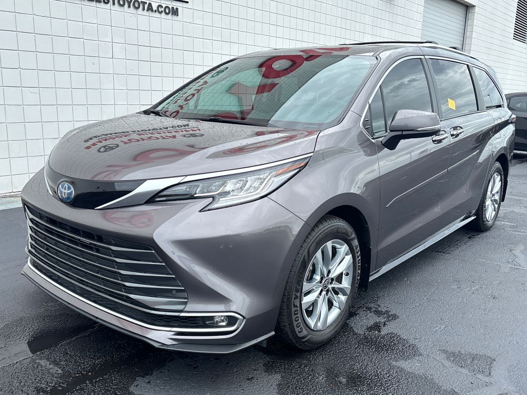 2022 Toyota Sienna Limited 7-Passenger Hybrid FWD's photo