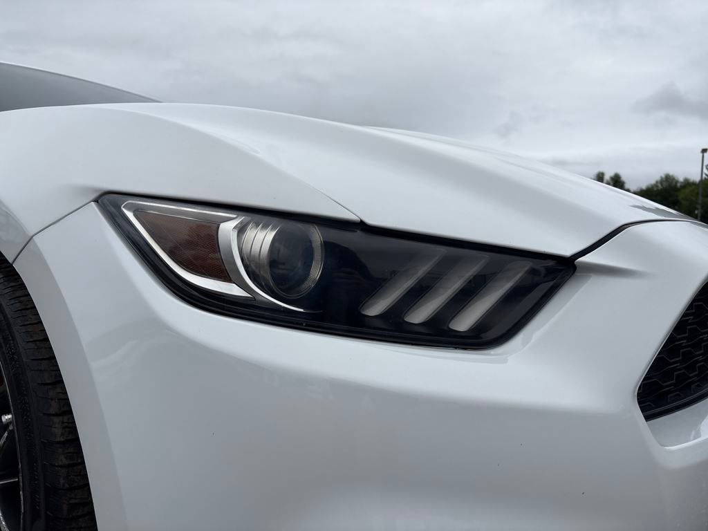 2017 Oxford White Ford Mustang V6 RWD Coupe