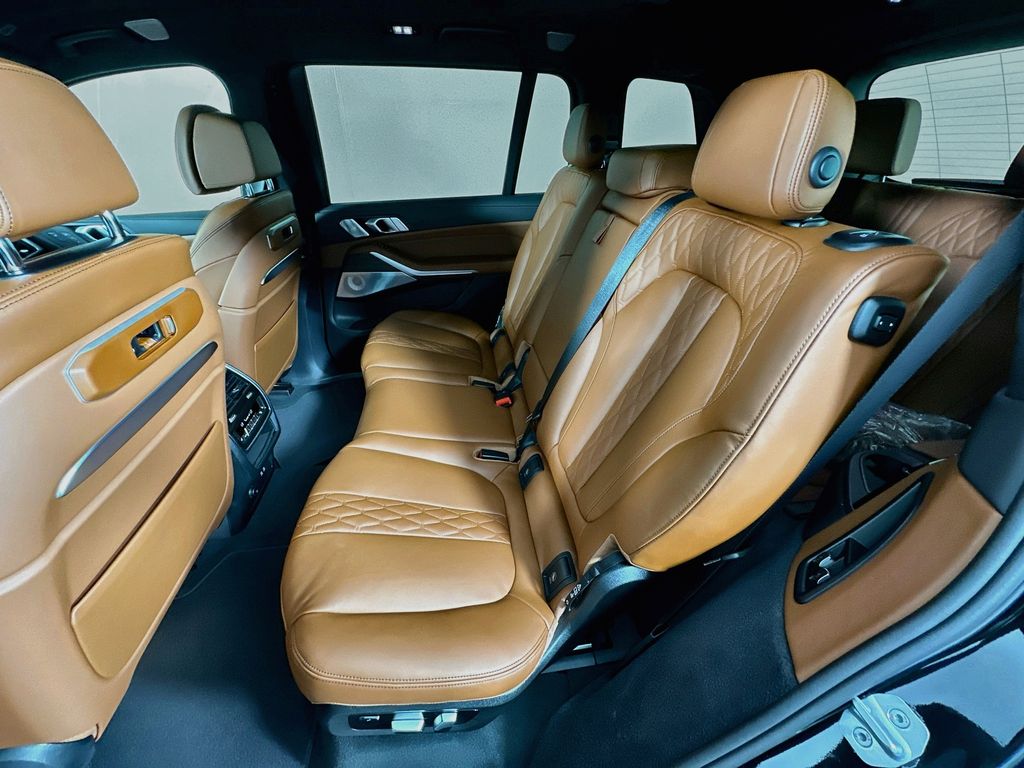 Thumbnail: 2027 BMW X7 - 17