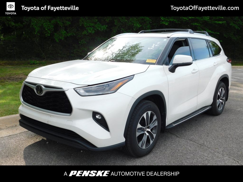 2021 Toyota Highlander XLE Hero Image