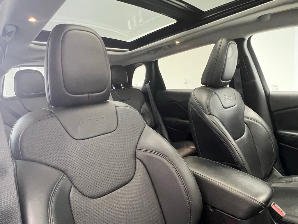 Thumbnail: 2021 Jeep Cherokee - 7