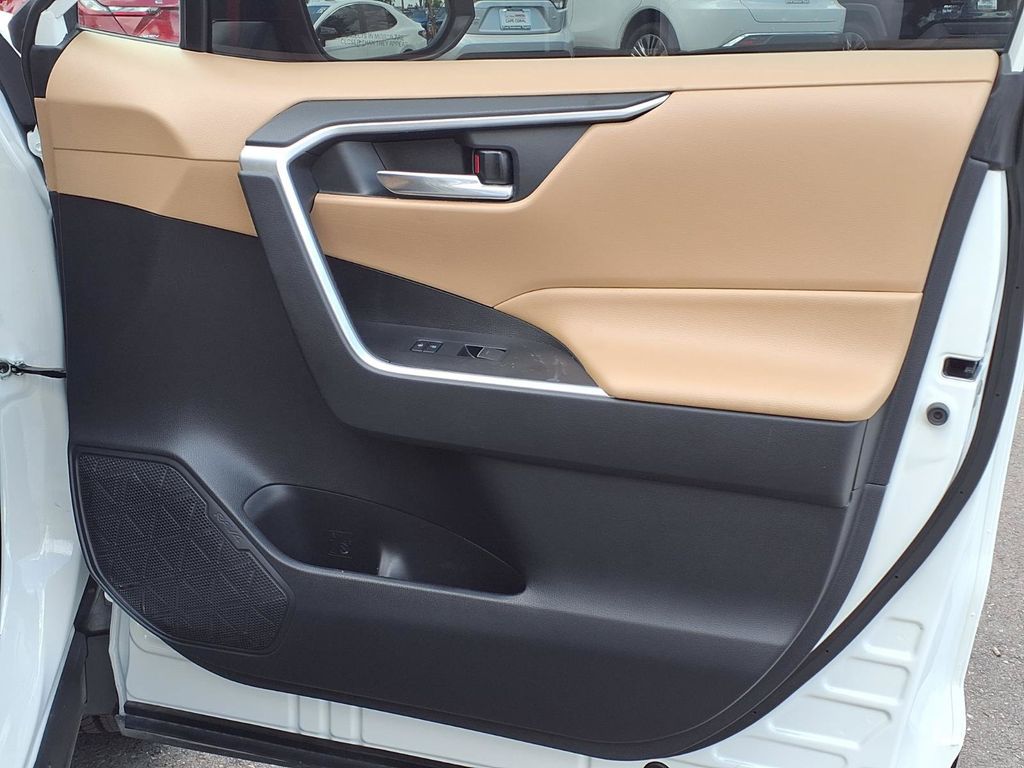 2022 Toyota RAV4 XLE - Photo 12