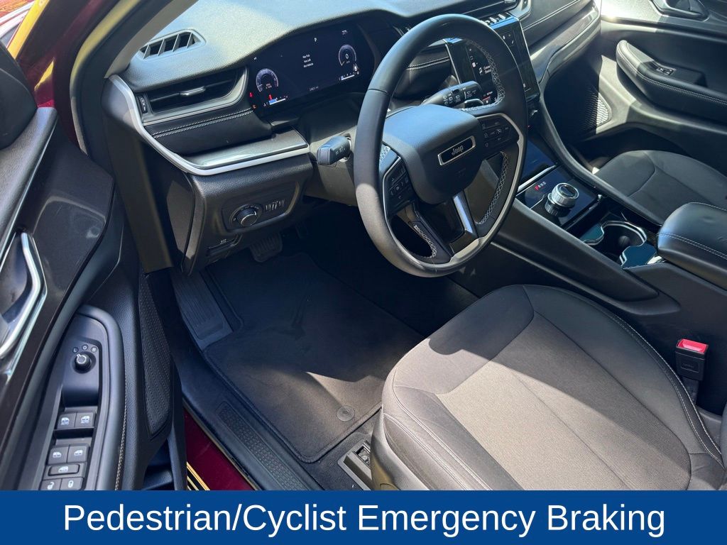 2023 Jeep Grand Cherokee Laredo 4x2