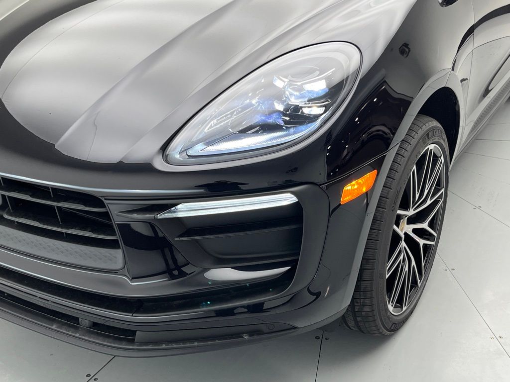 Thumbnail: 2026 Porsche Macan - 32