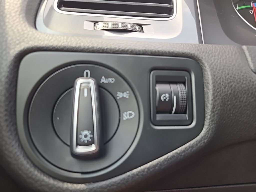 Thumbnail: 2016 Volkswagen e-Golf - 32