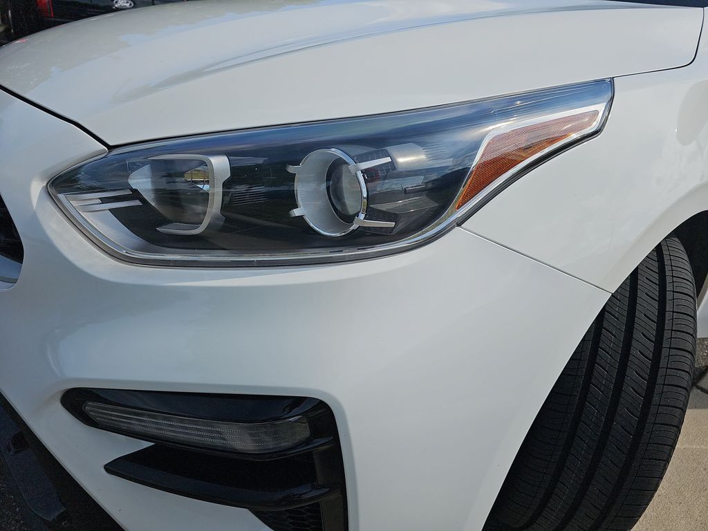 Used 2021 White Kia LXS image 28