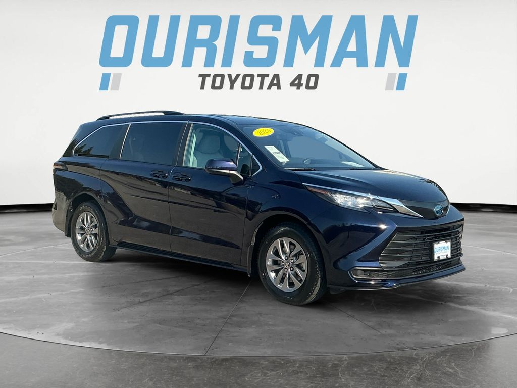 2023 Toyota Sienna LE 8-Passenger FWD