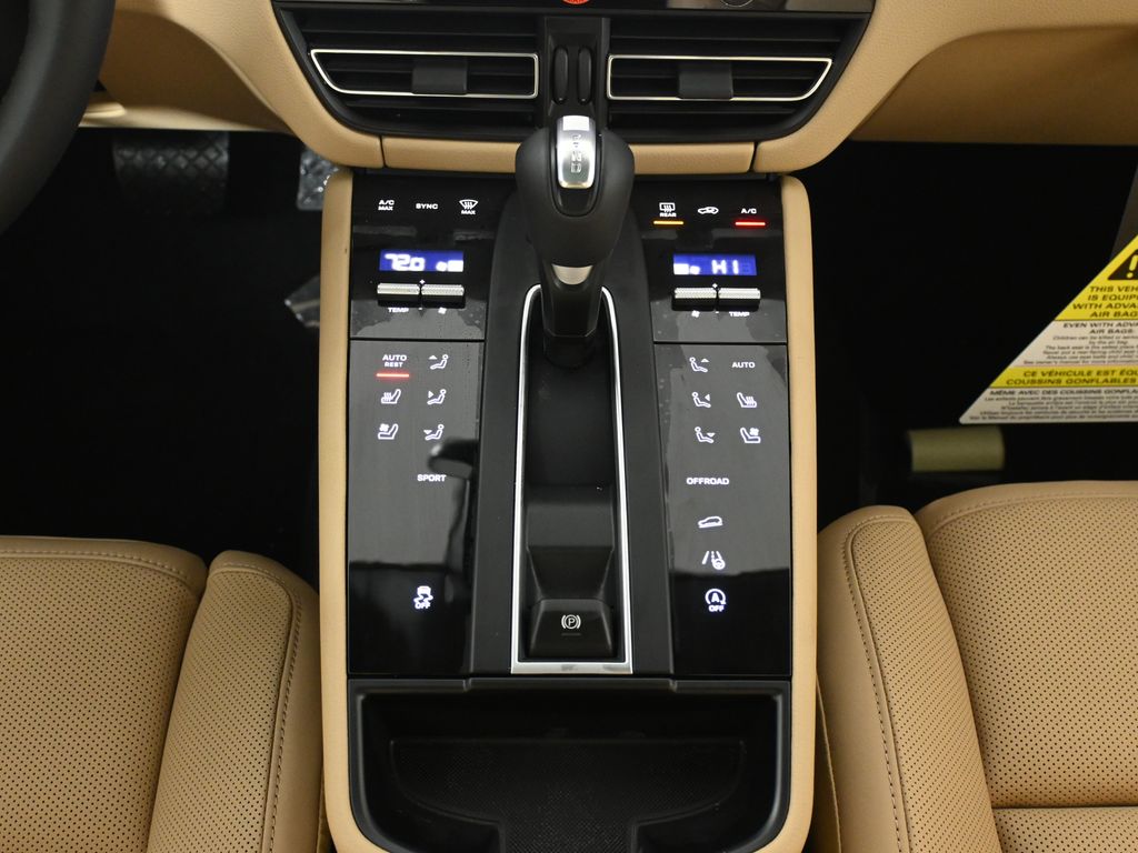 Thumbnail: 2026 Porsche Macan - 24