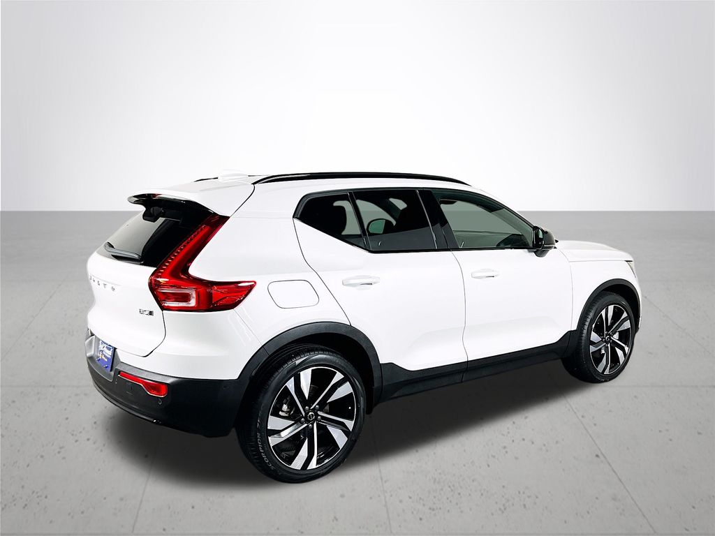 2023 Volvo XC40 B5 Plus Dark Theme