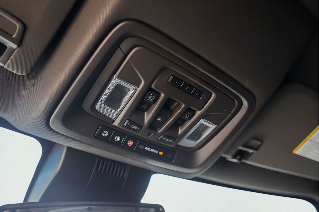 Used 2022 White GMC Denali image 23