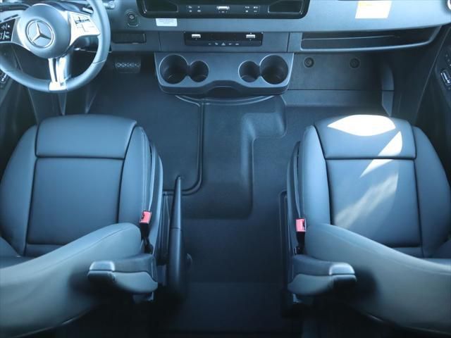 Thumbnail: 2025 Mercedes-Benz Sprinter - 19