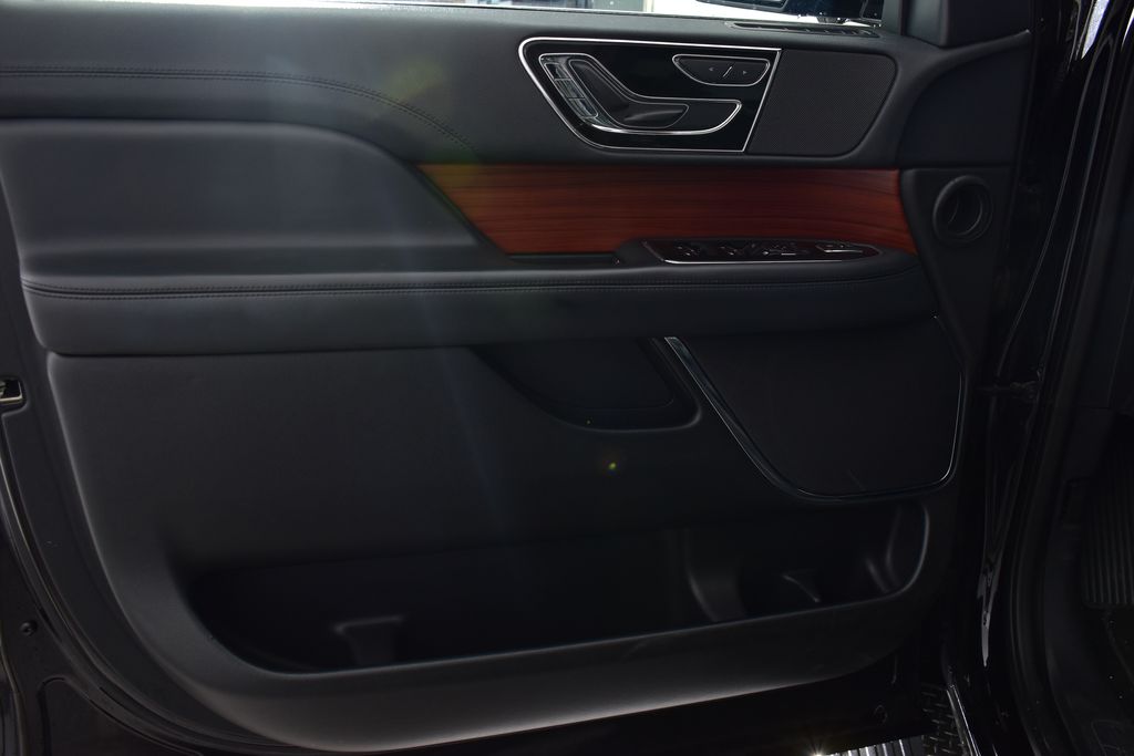 Thumbnail: 2024 Lincoln Navigator L - 10