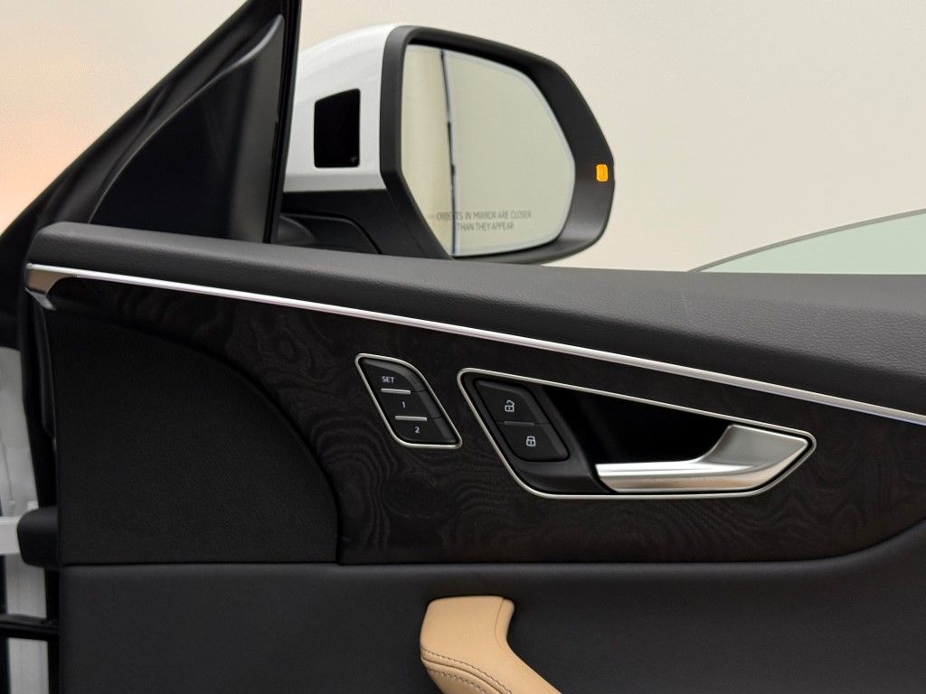 Thumbnail: 2025 Audi Q8 - 22
