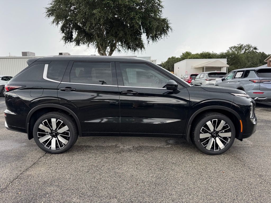 2025 Mitsubishi Outlander SEL photo 3