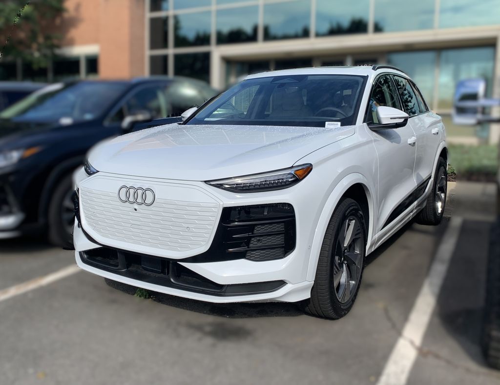 Thumbnail: 2025 Audi Q6 e-tron - 3