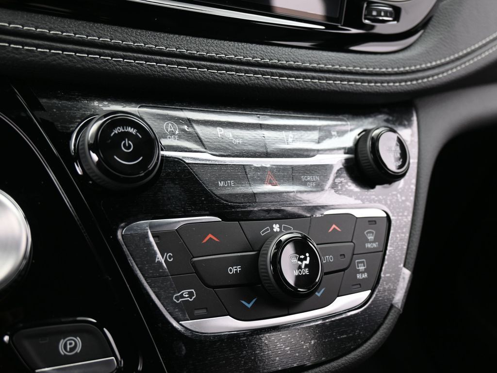 New 2026 Diamond Black Crystal Pearlcoat Chrysler Select image 19
