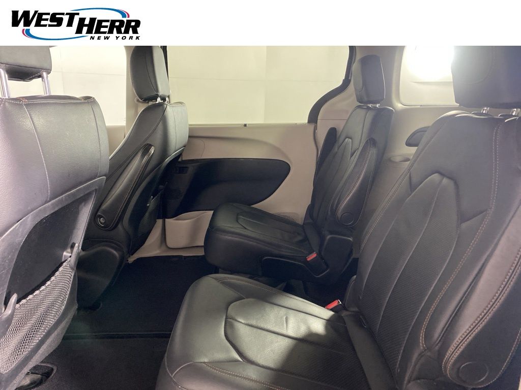 Used 2018 Silver Chrysler Touring L image 15