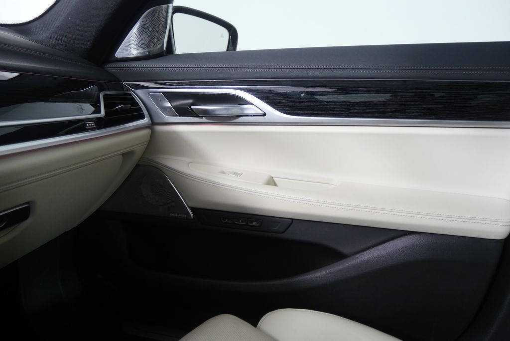 Thumbnail: 2022 BMW 7 Series - 28