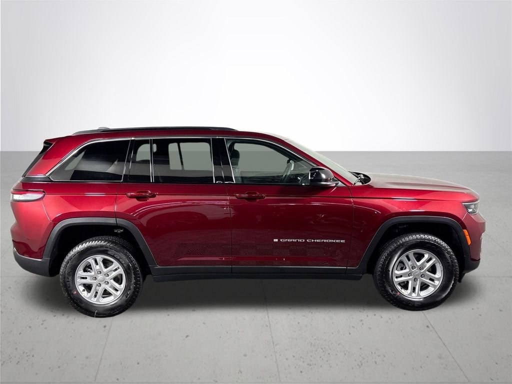 2025 Jeep Grand Cherokee Laredo photo 3