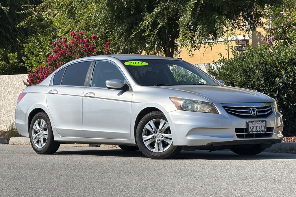 Used 2011 Alabaster Silver Metallic Honda SE image 2