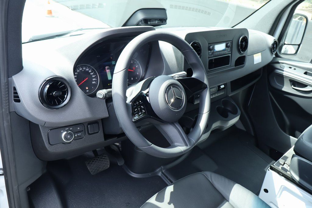 Thumbnail: 2025 Mercedes-Benz Sprinter - 3