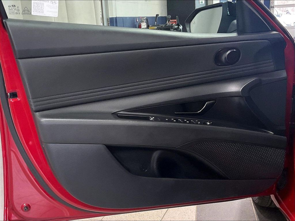 2025 Hyundai Elantra — photo 9