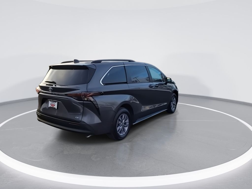 2025 Toyota Sienna LE 8