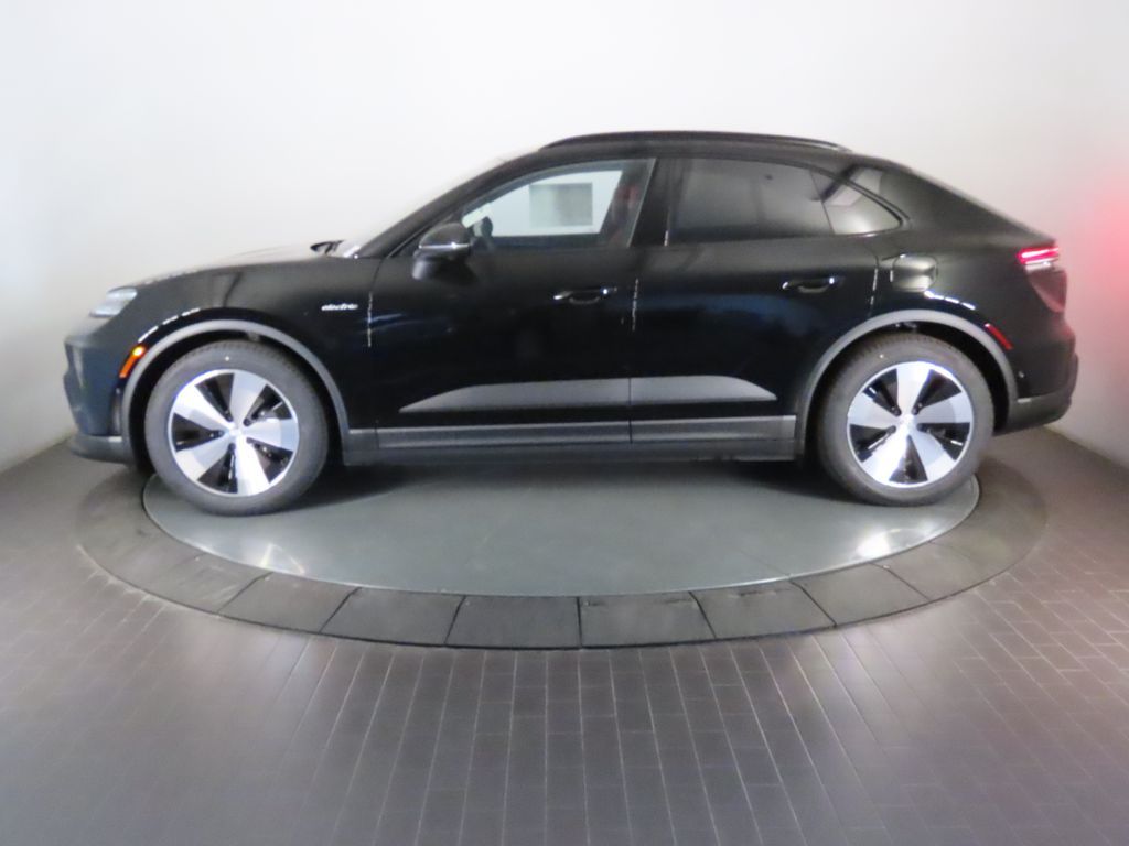 Thumbnail: 2026 Porsche Macan - 2