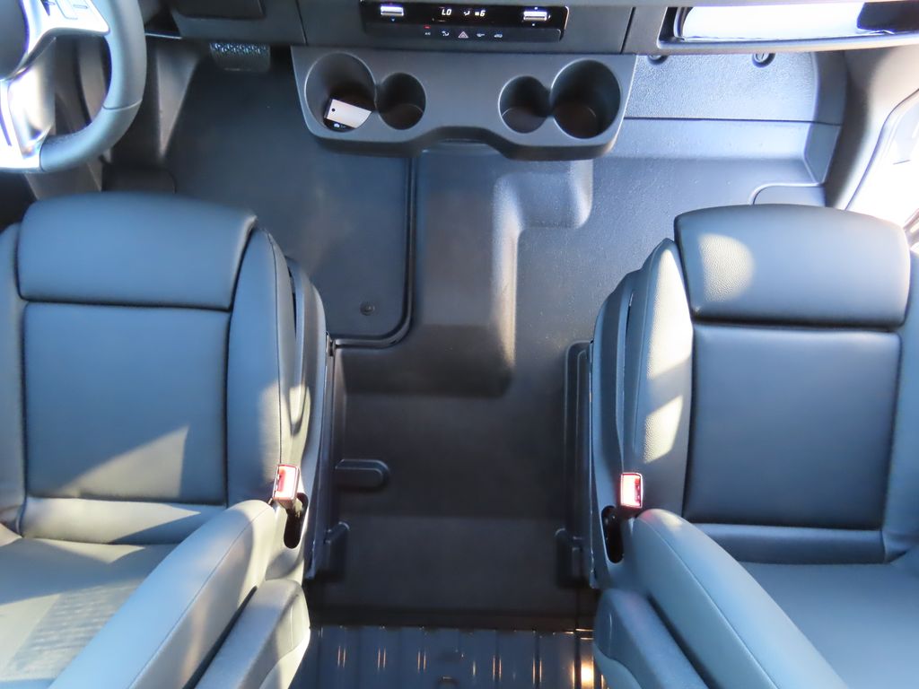 Thumbnail: 2025 Mercedes-Benz Sprinter - 18