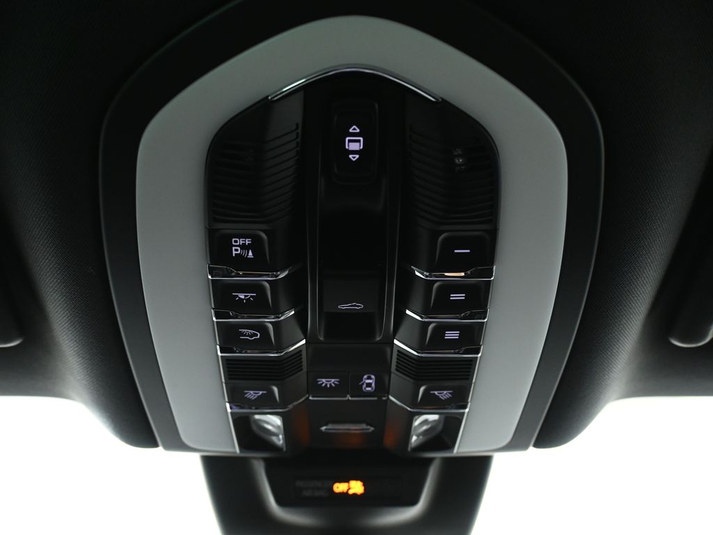 Thumbnail: 2025 Porsche Macan - 21