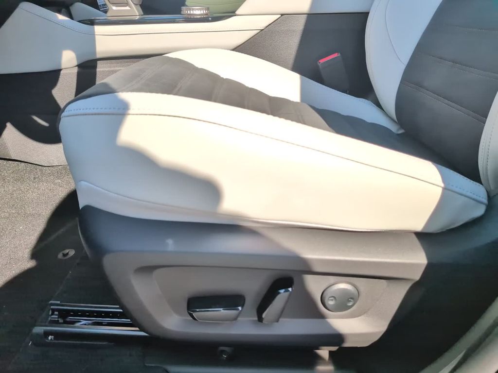 New 2026 Black Mitsubishi SE image 18