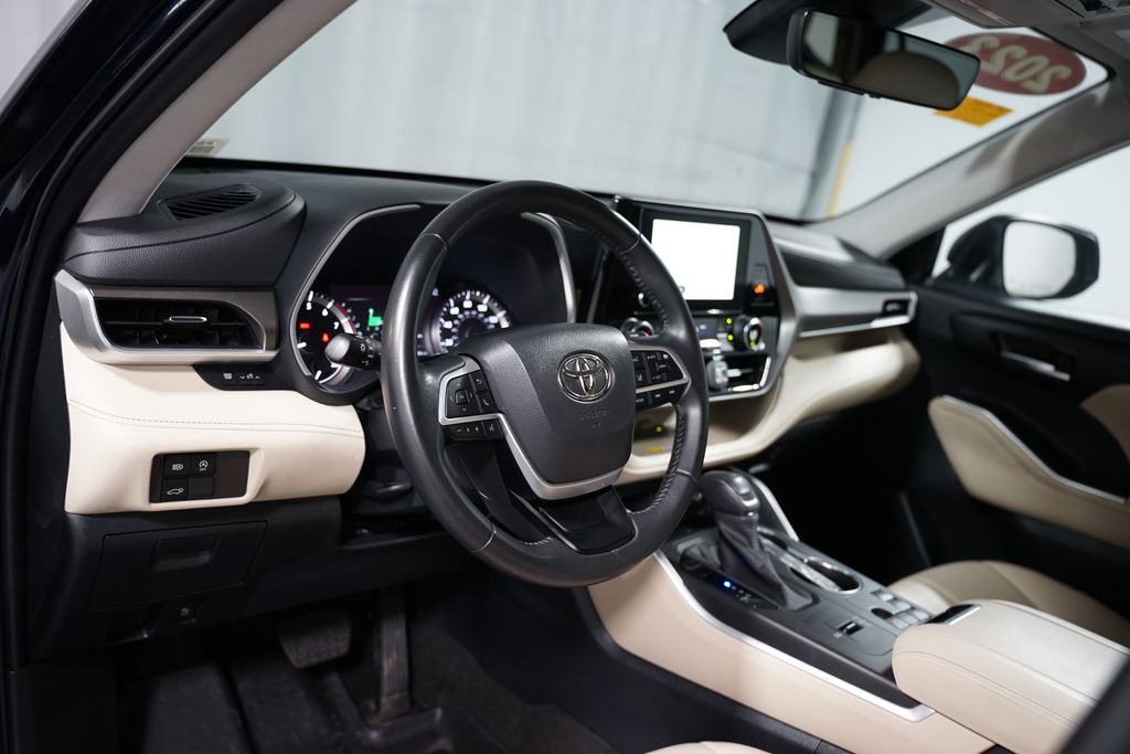 Thumbnail: 2023 Toyota Highlander - 7
