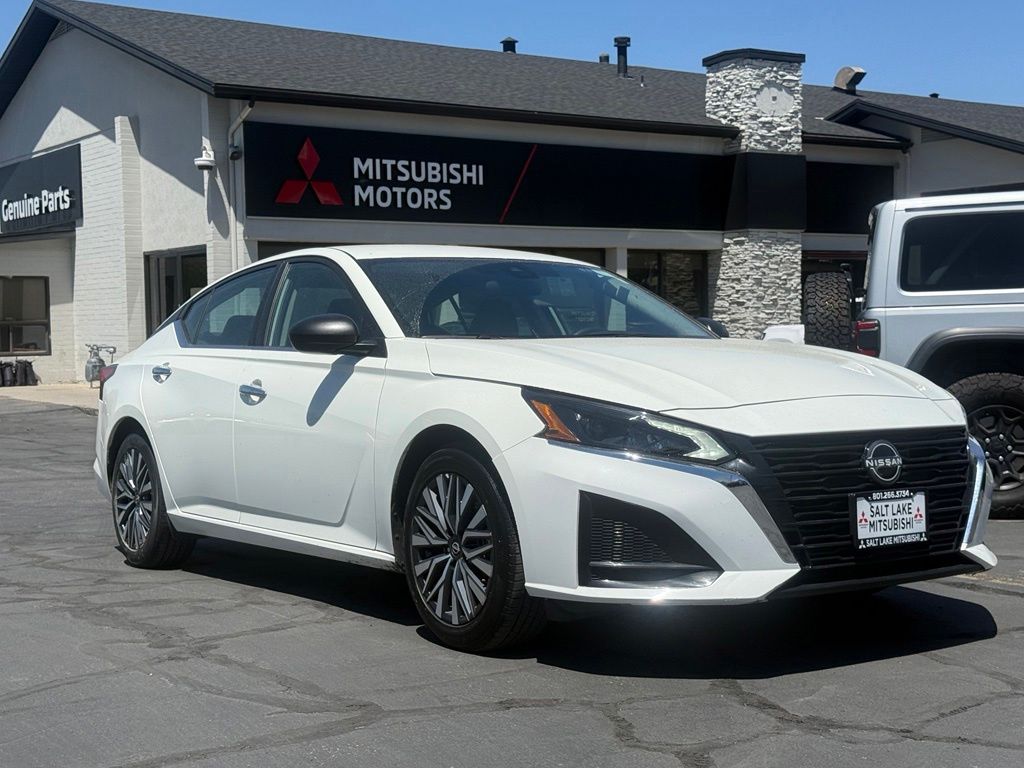 Glacier White 2025 Nissan Altima Sedan Front-Wheel Drive Continuously Variable Transmission