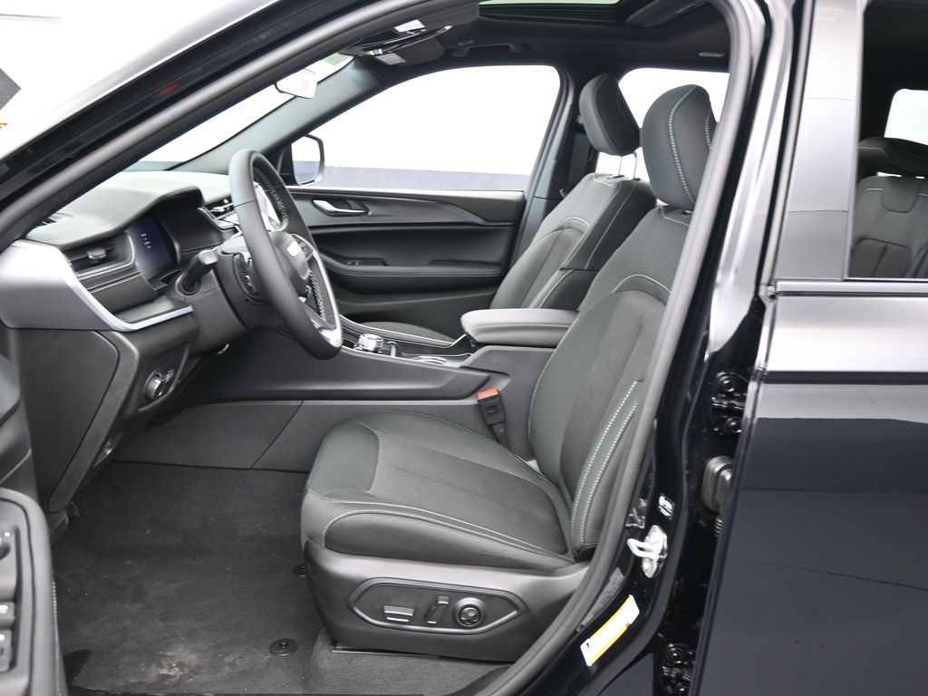 New 2026 Diamond Black Crystal Pearlcoat Jeep Laredo X image 11