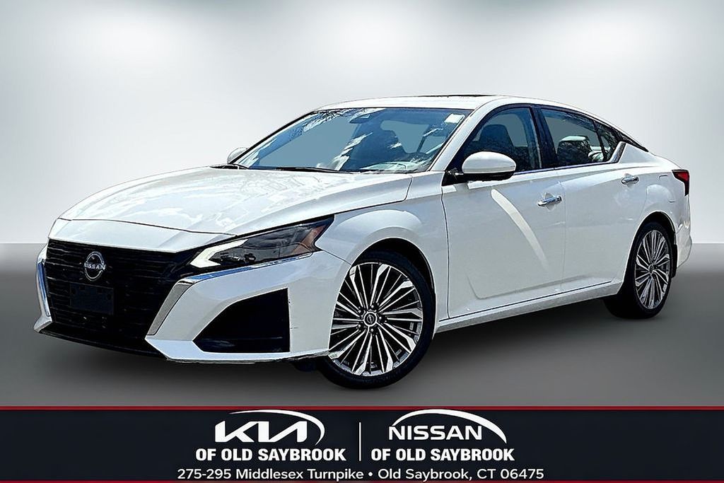 Pearl White Tricoat 2023 Nissan Altima Sedan Front-Wheel Drive Continuously Variable Transmission