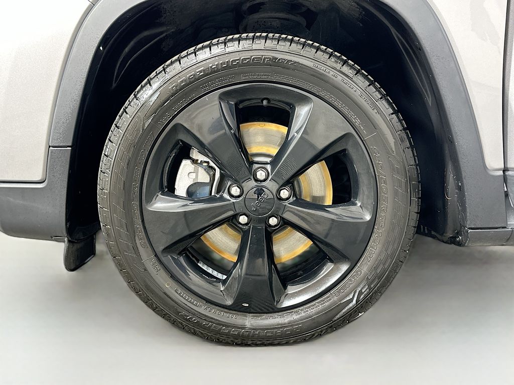 Thumbnail: 2019 Jeep Cherokee - 30