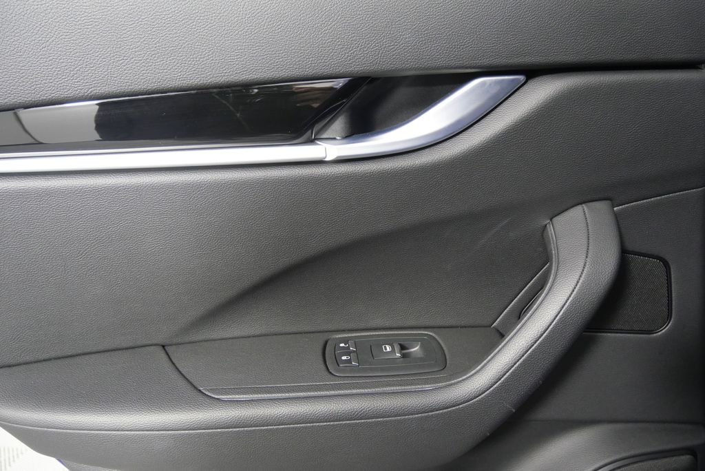 2021 Maserati Levante Base 13