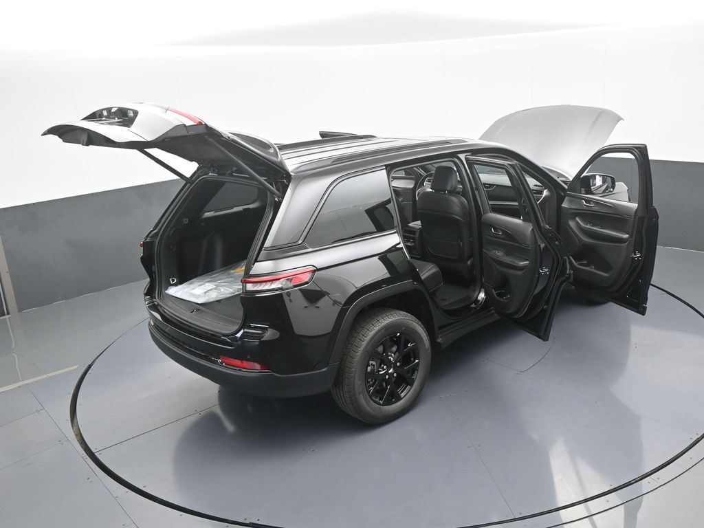 New 2025 Diamond Black Crystal Pearlcoat Jeep Laredo image 52