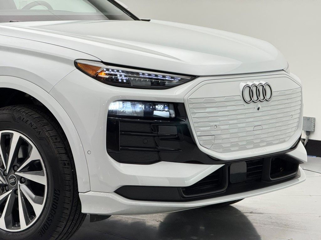 Thumbnail: 2025 Audi Q6 e-tron - 2
