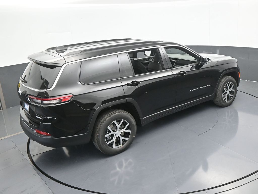 Used 2025 Diamond Black Crystal Pearlcoat Jeep Limited image 47