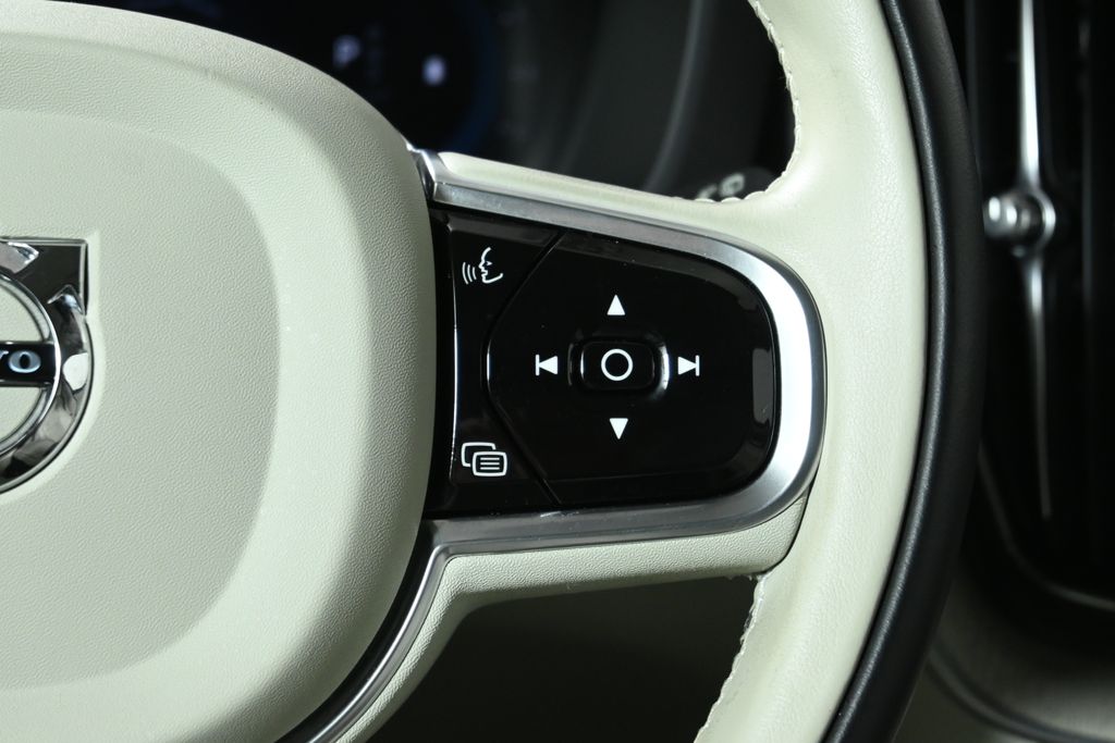 Thumbnail: 2023 Volvo XC60 - 17